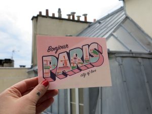 Carte postale de Paris style vintage américain. À shopper sur Etsy!